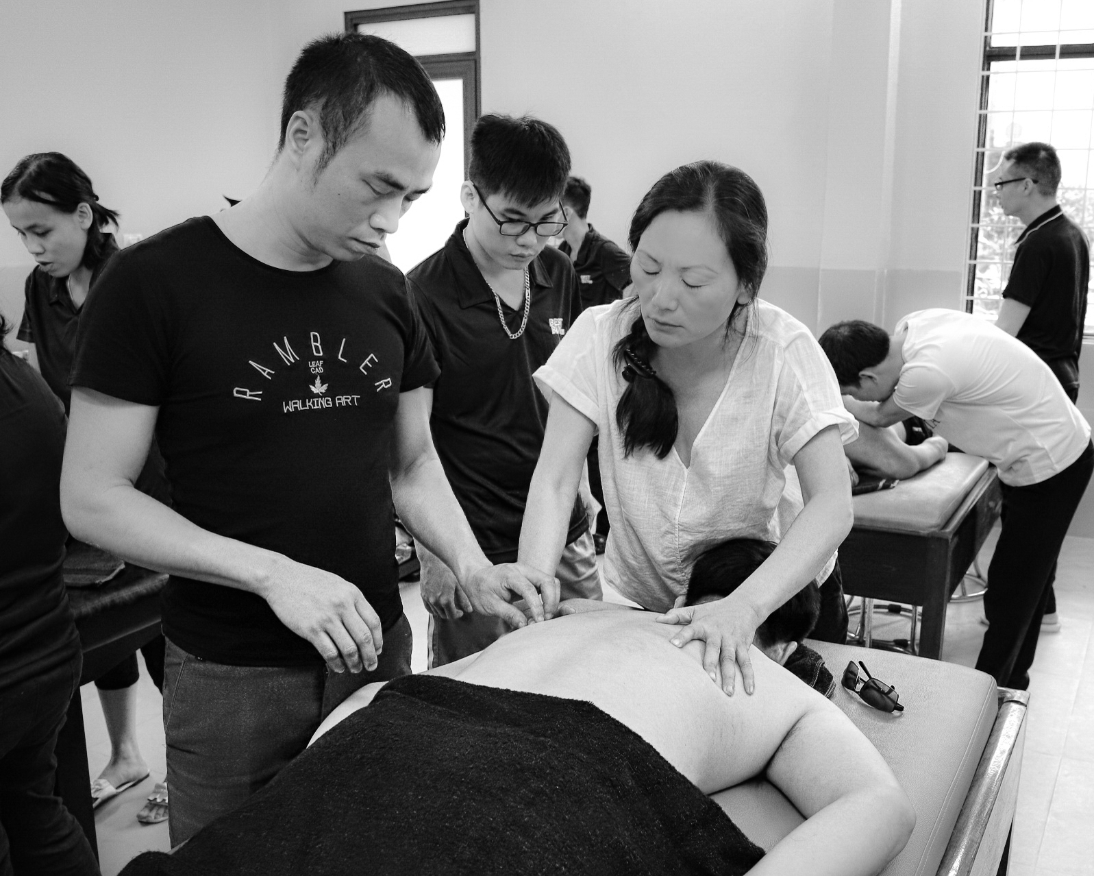 Groupe en stage autour de chaises de massage